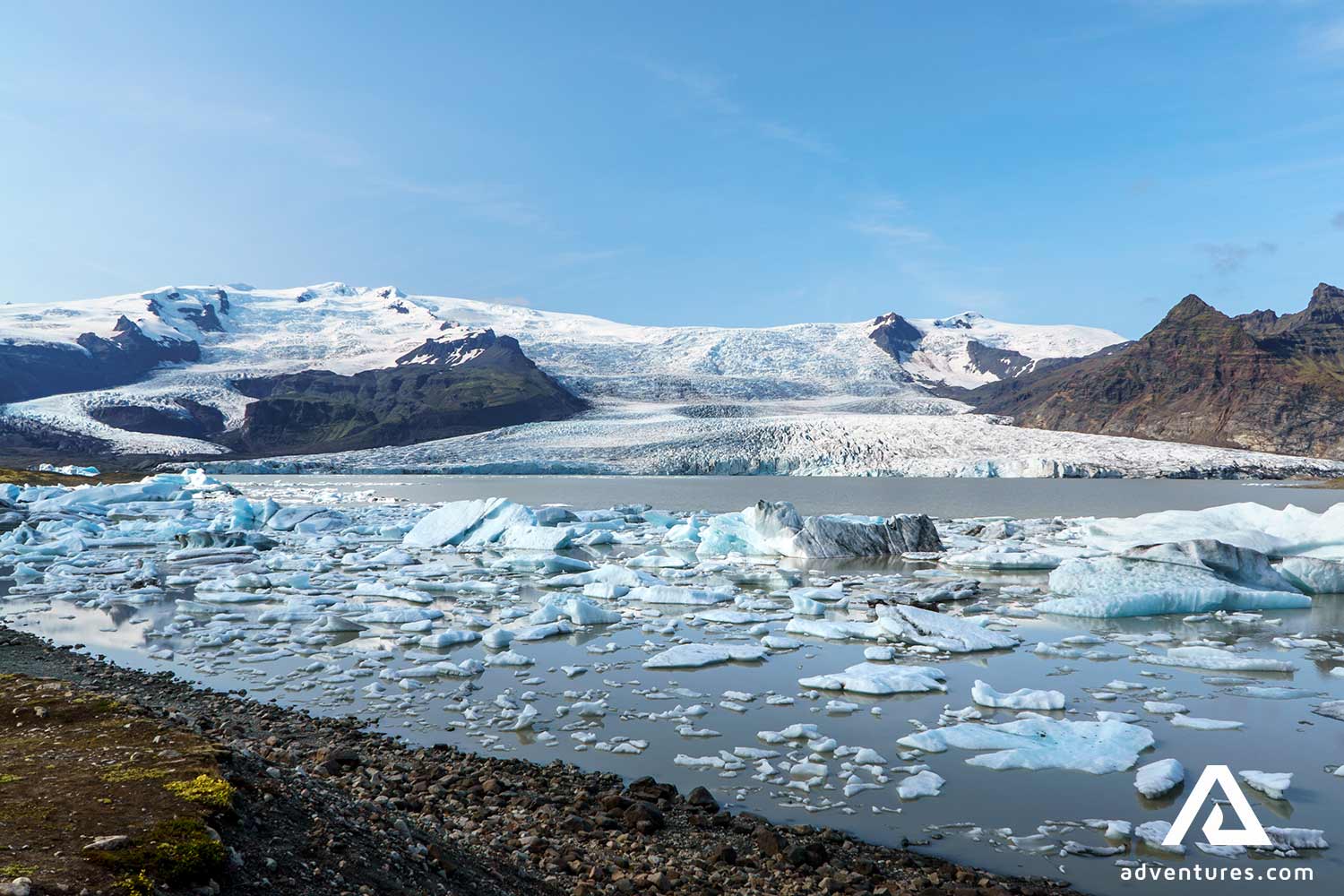 icebergs floating in fjallsarlon glacier lagoon