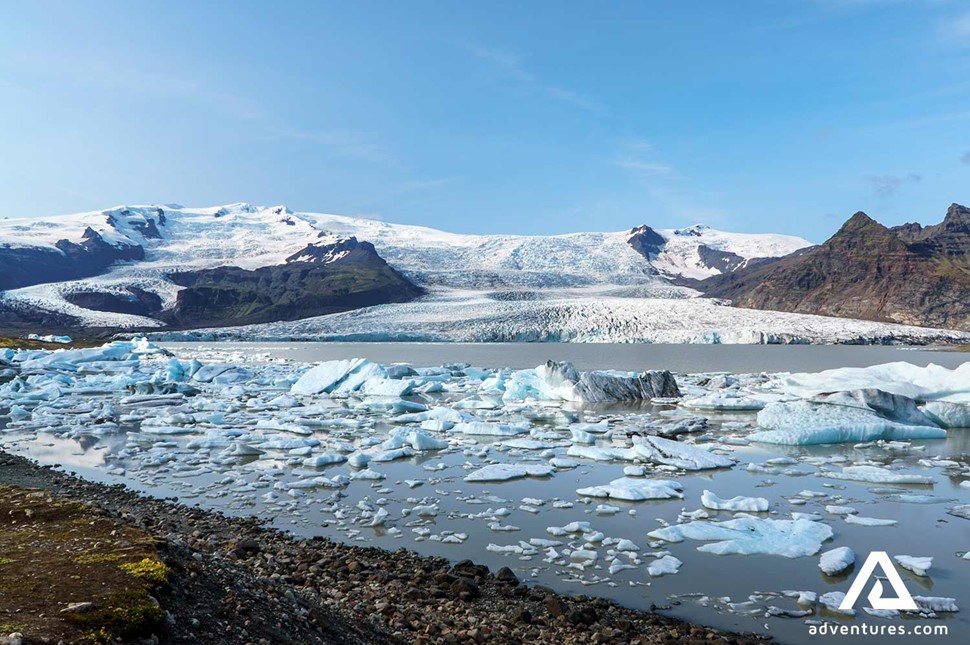 icebergs floating in fjallsarlon glacier lagoon