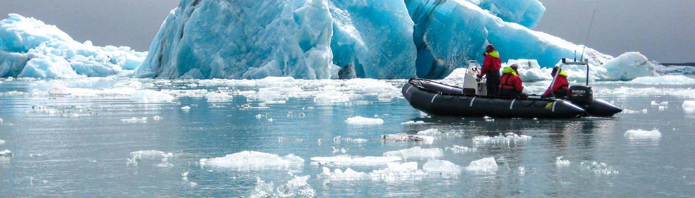 zodiac boat tour of jokulsarlon glacier lagoon