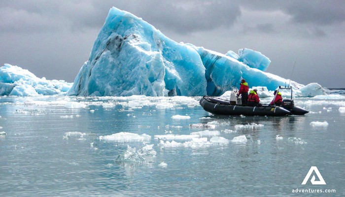 zodiac boat tour in jokulsarlon glacier lagoon