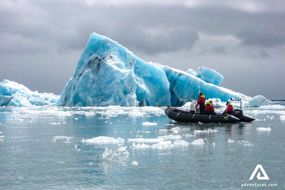 zodiac boat tour in jokulsarlon glacier lagoon