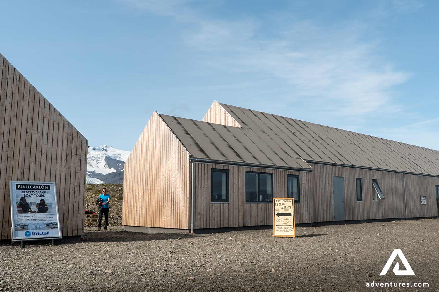 wooden building near Fjallsarlon