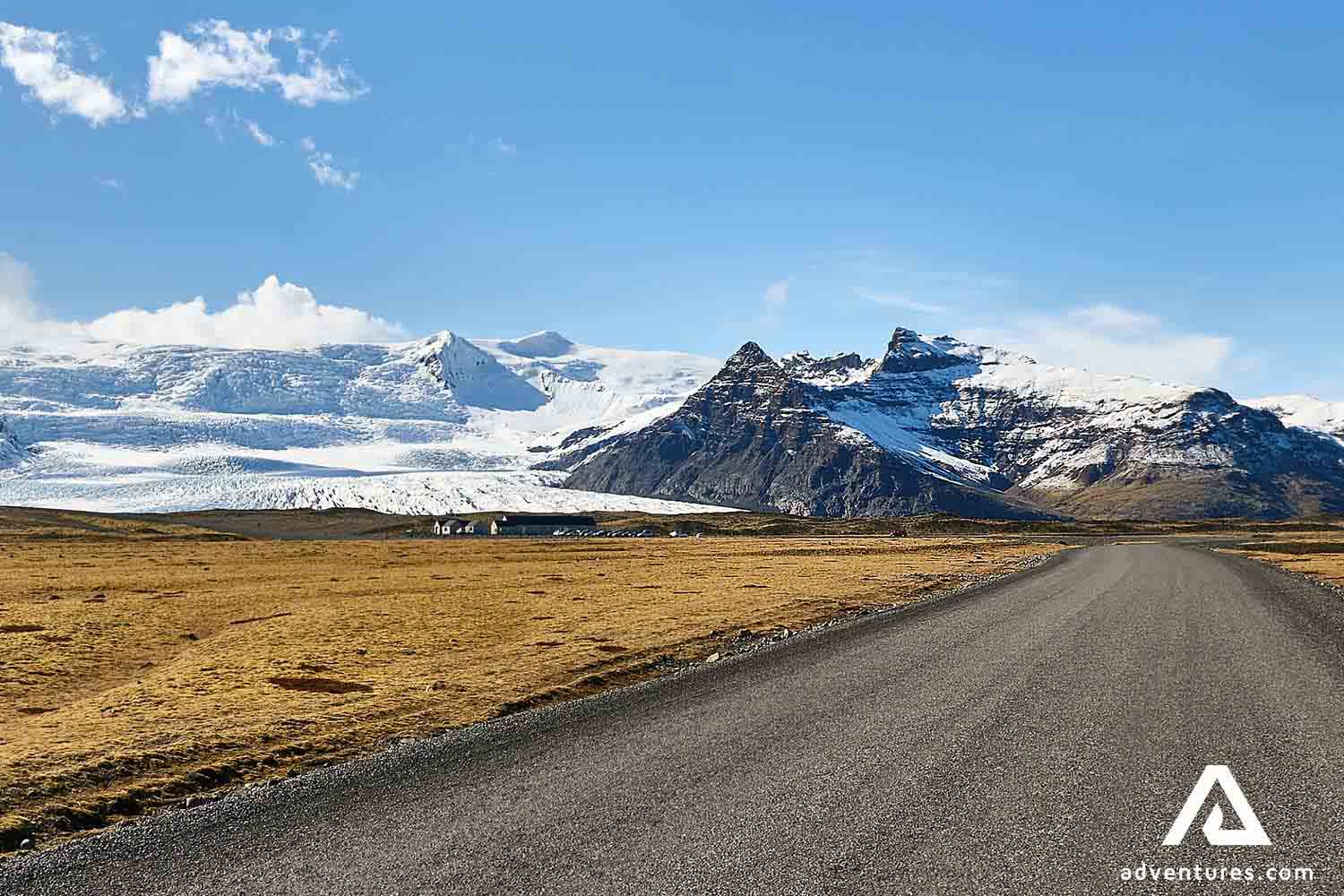 gravel road leading to Fjallsarlon glacier lagoon