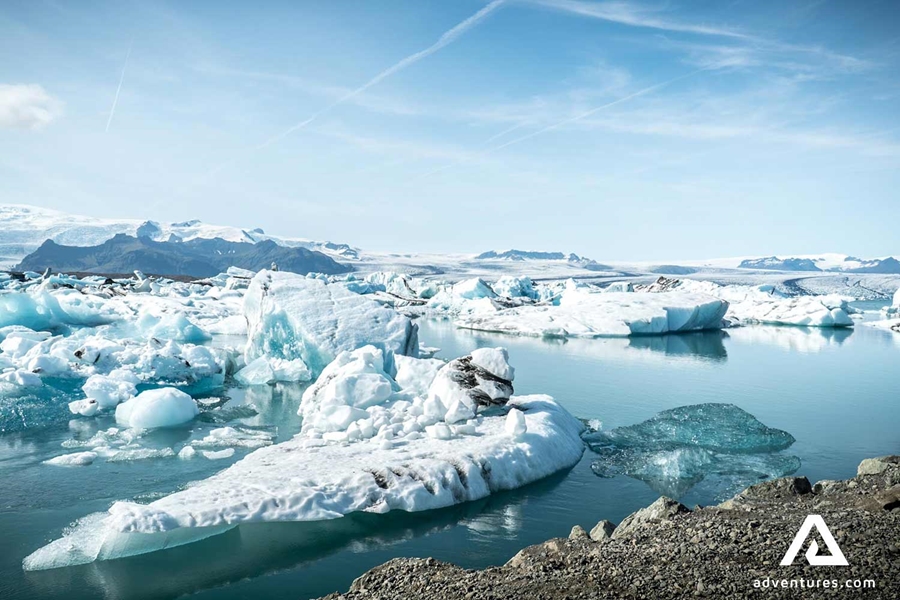 large icebergs in jokulsarlon