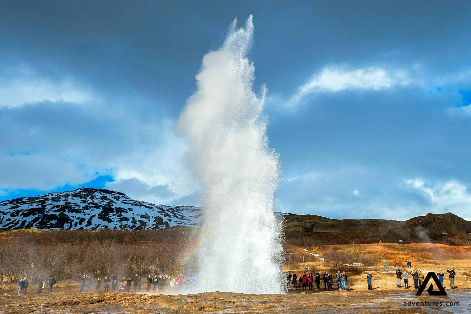 geysir hot spring eruption near people