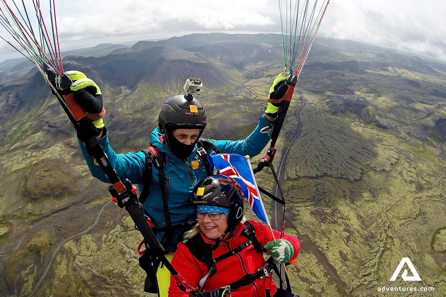 paragliding with an icelandic flag on a tour
