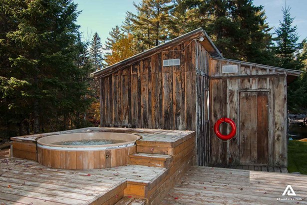 Eco lodge hot tub