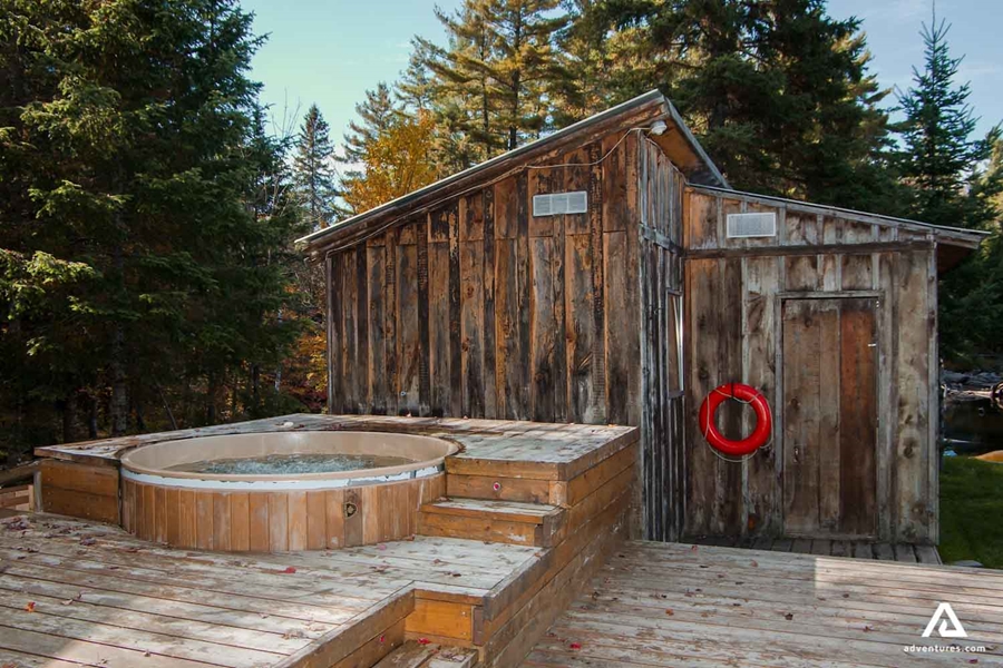 Eco-lodge hot tub in Algonquin park