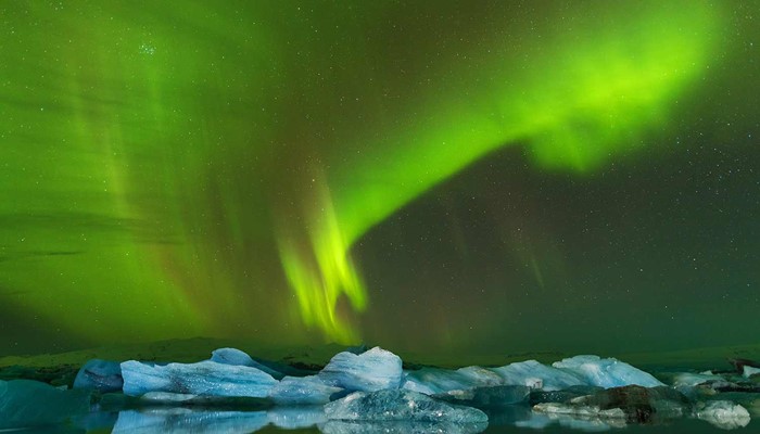 bright aurora borealis above jokulsarlon glacier lagoon