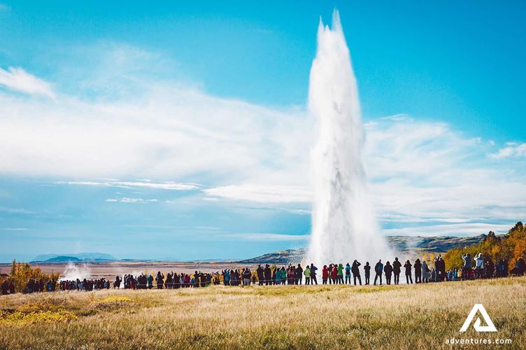 strokkur geysir erupting strokkur geysir erupting in iceland