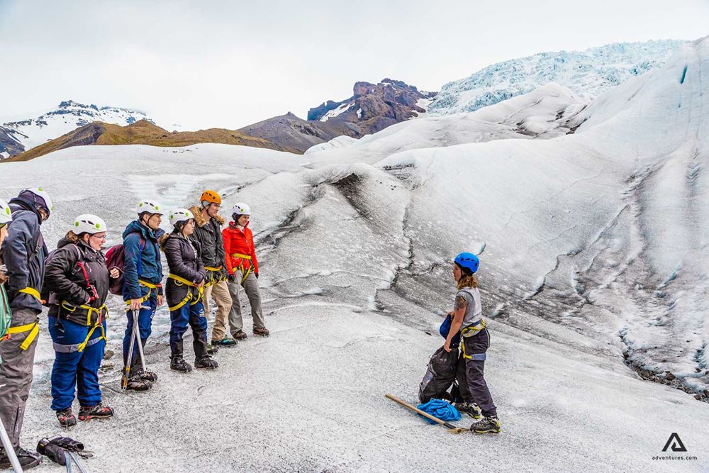 glacier guide with a group on falljokull