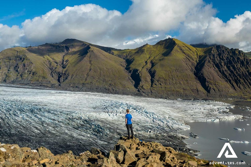 man standing above skaftafellsjokull glacier