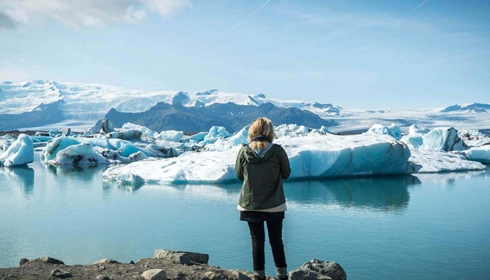 girl sightseeing around jokulsarlon glacier lagoon
