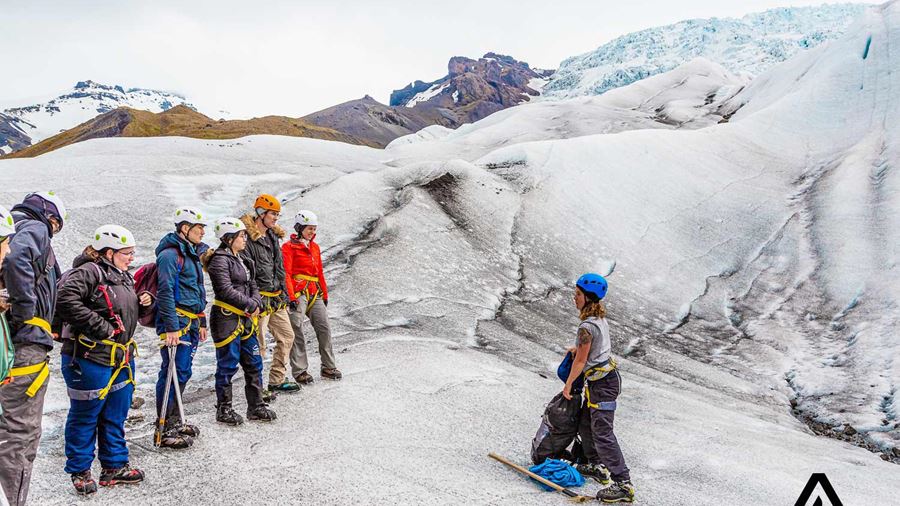 glacier guide on falljokull