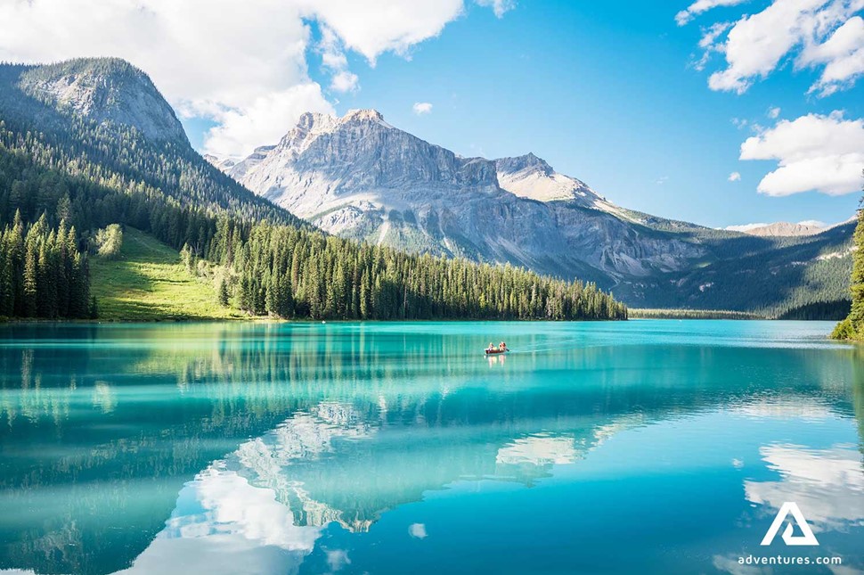 emerald lake in banff canadian rockies