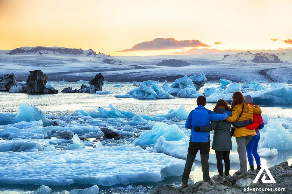 group of friend looking at jokulsarlon glacier lagoon