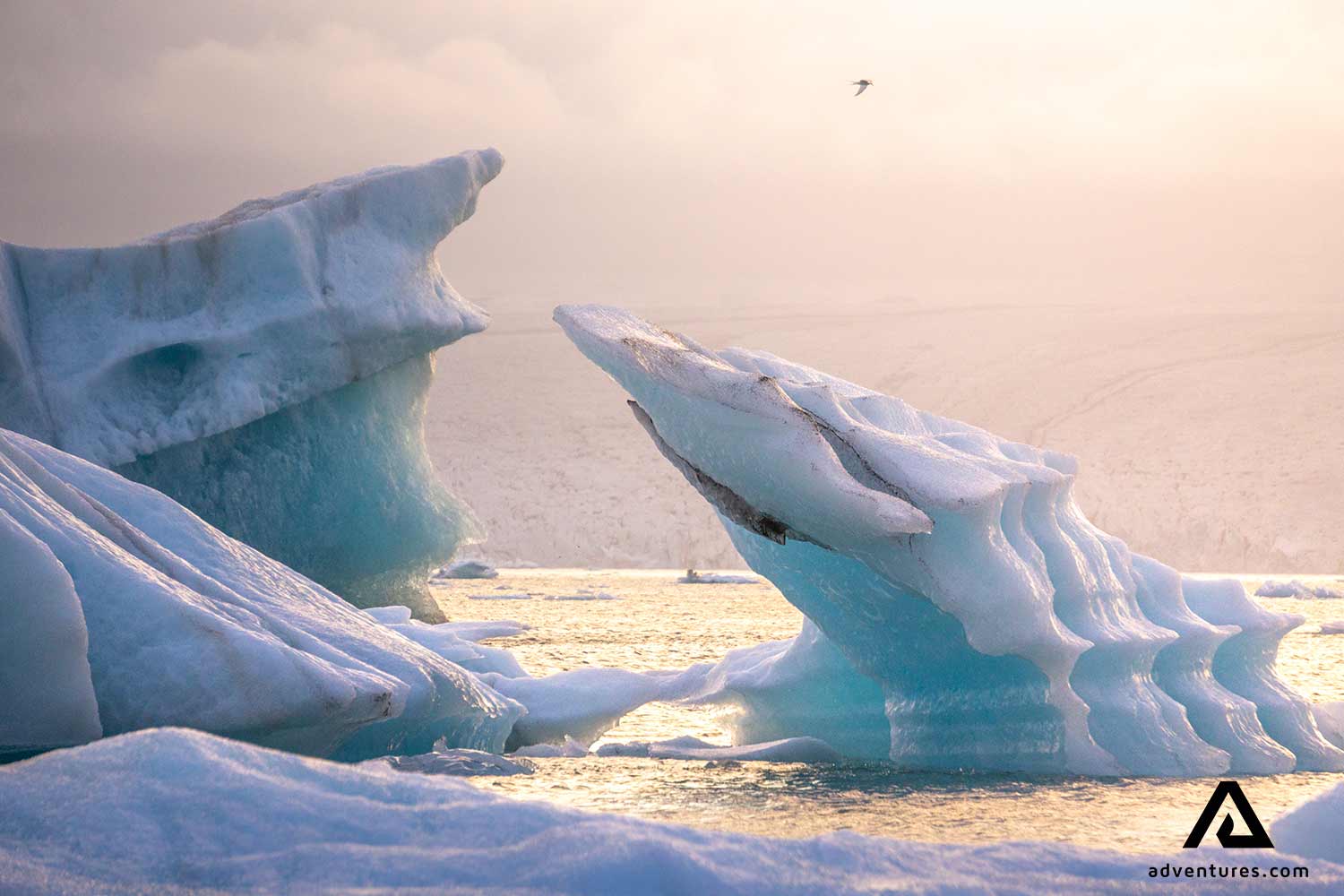 midnight sun in jokusarlon glacier lagoon in summer
