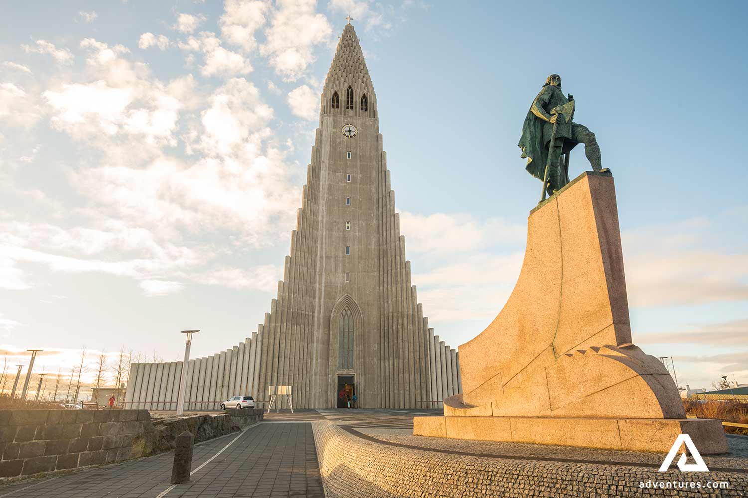 Hallgrimskirkja Church and leifur eiriksson statue