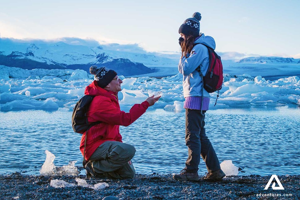 proposing to a woman in iceland near jokulsarlon