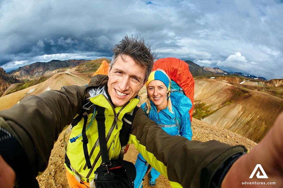 couple taking a selfie on laugavegur hiking trail