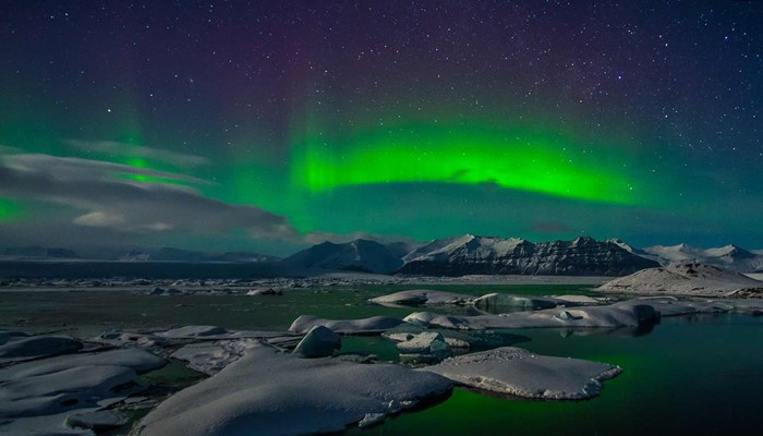 northern lights above glacier lagoon jokulsarlon