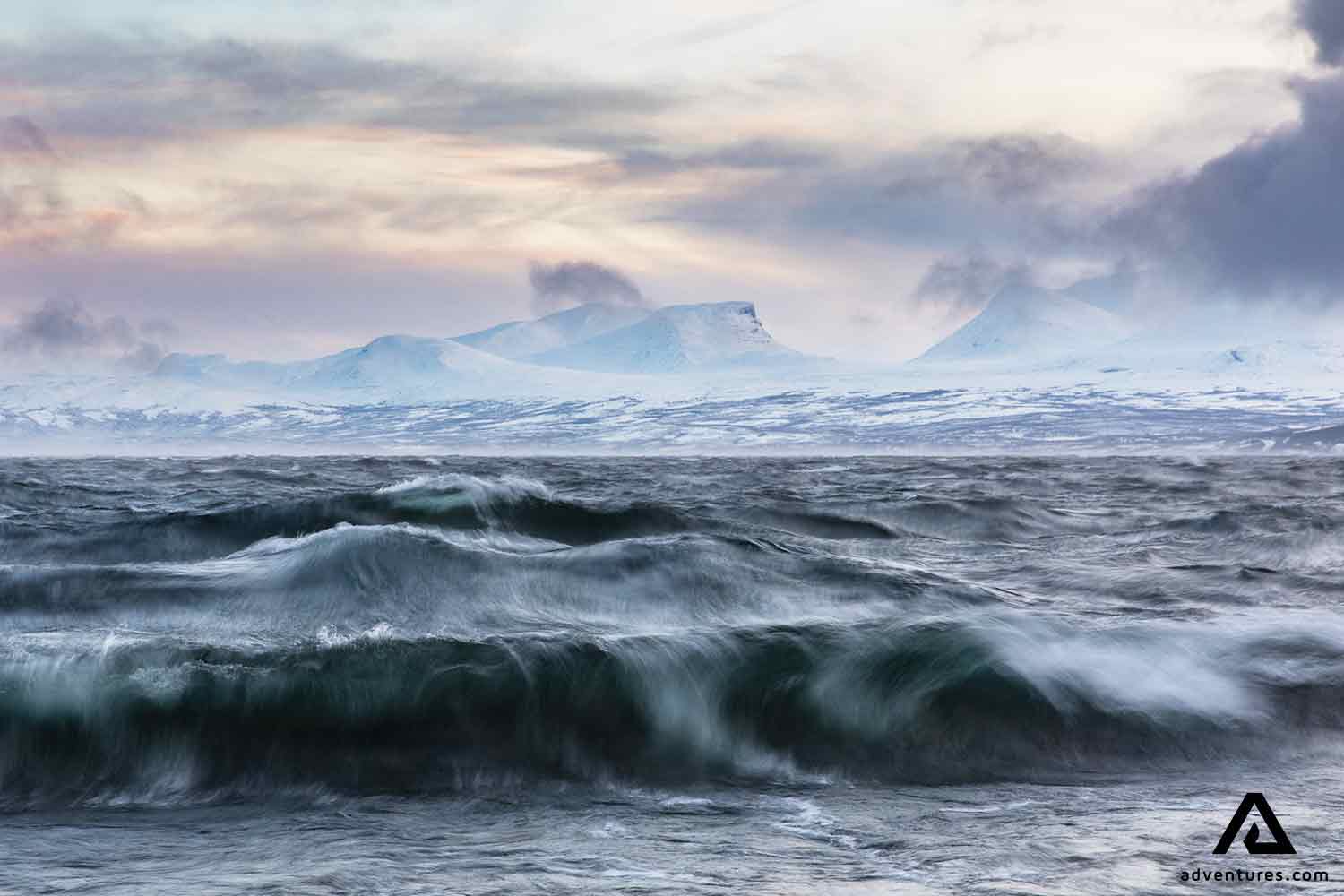waves crashing onto the shore in lapland