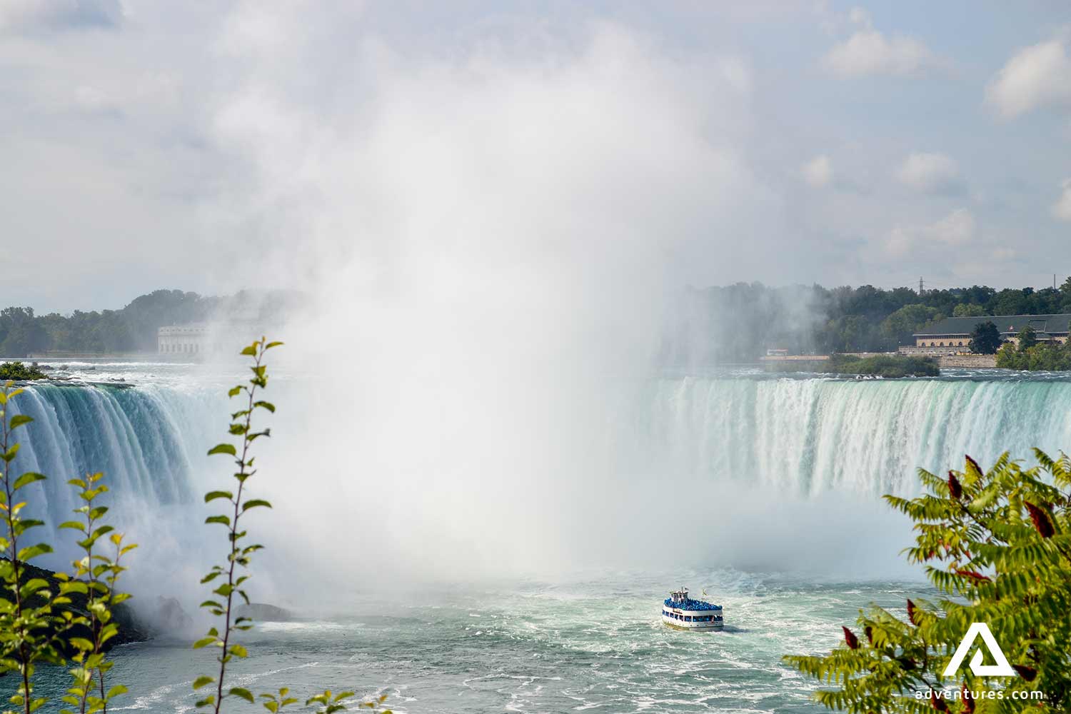 niagara falls view from walking path