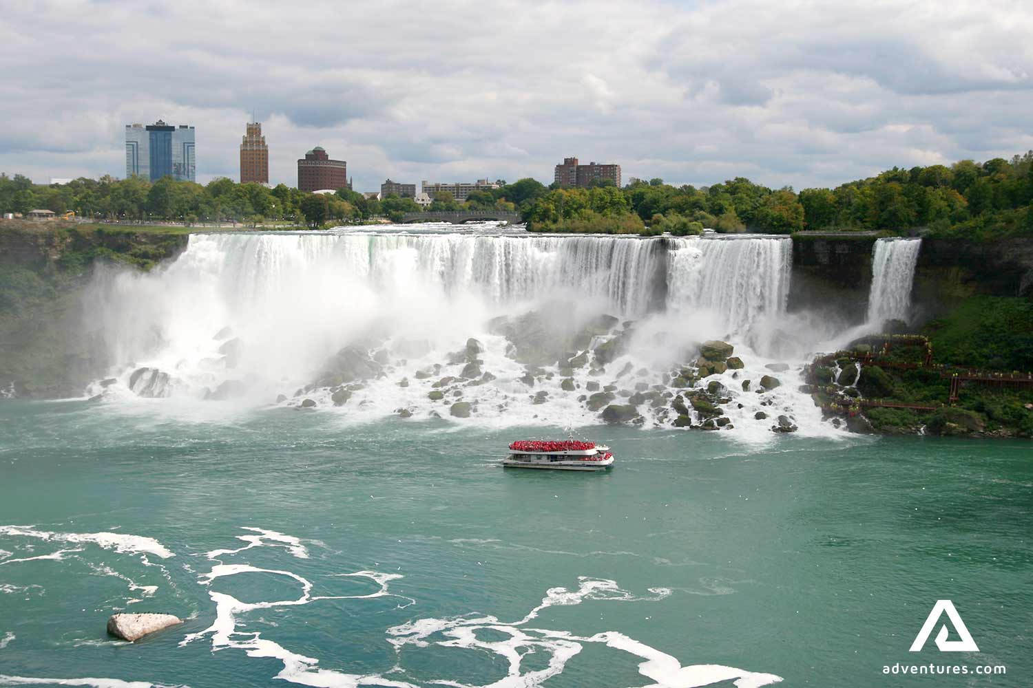 sightseeing boat near niagara waterfall