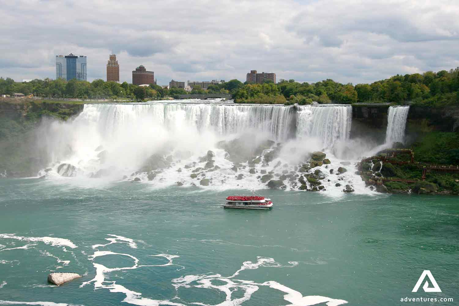 sightseeing boat near niagara falls in canada