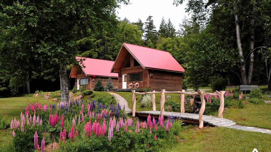 Summer vacation lodges in Canada