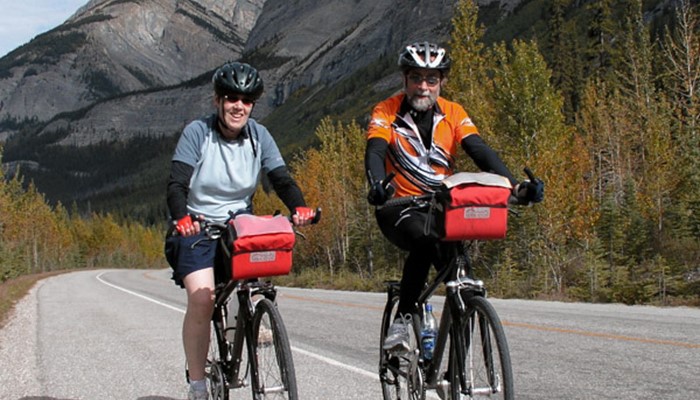 Inn-based cycling tour along the Icefield Parkway in Alberta