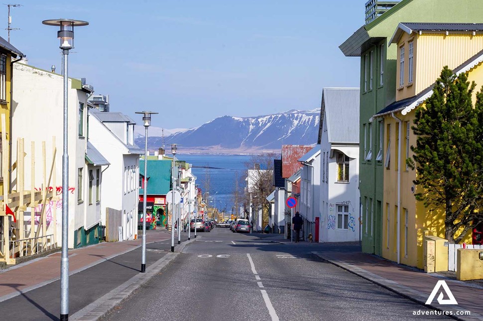 a view of an empty street in reykjavik