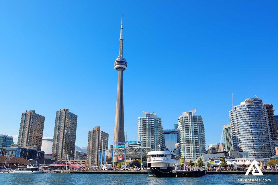 tall CN tower building in toronto on a sunny day