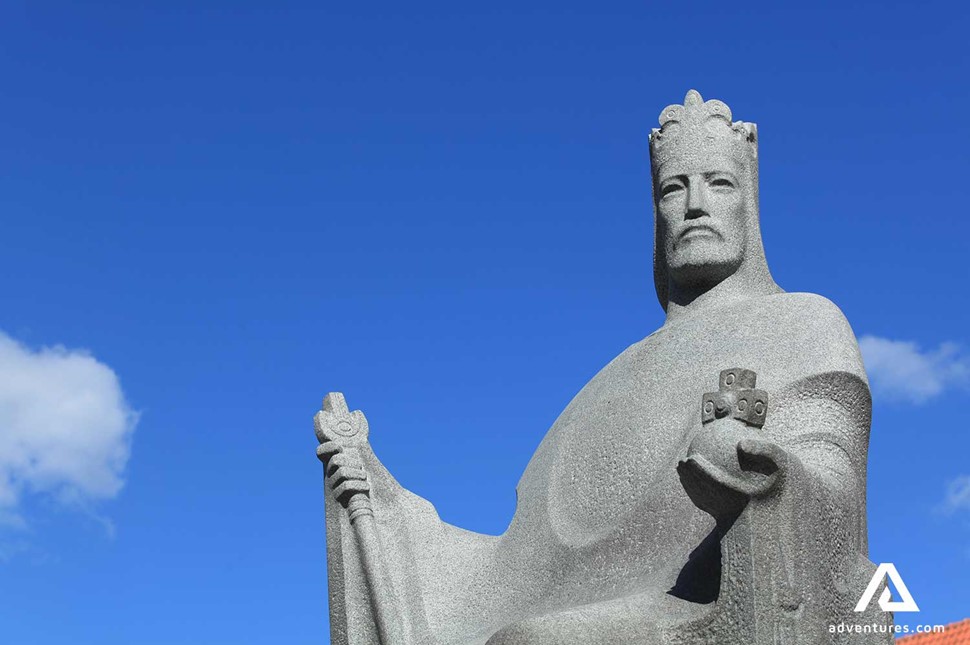 king Mindaugas statue in Vilnius city