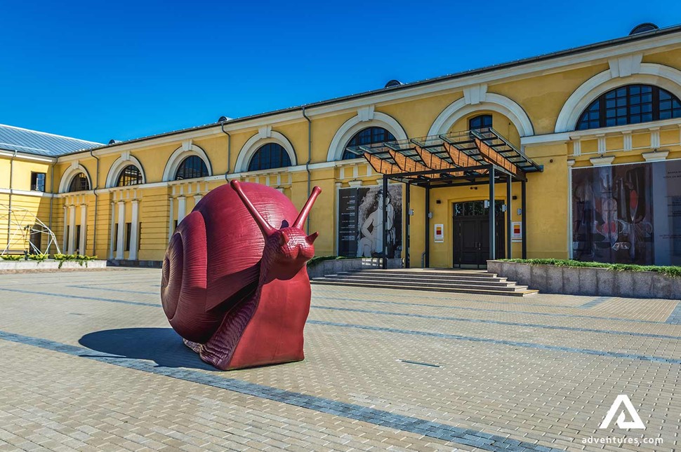 statue in front of Daugavpils Mark Rothko Art Center in latvia