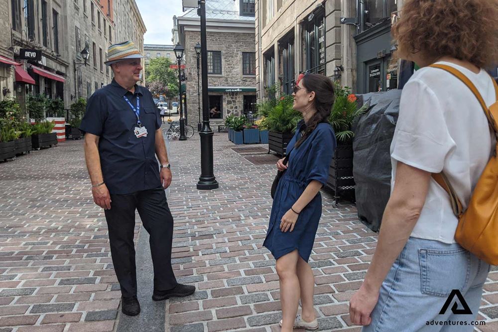 Guide Explaining Montreal History