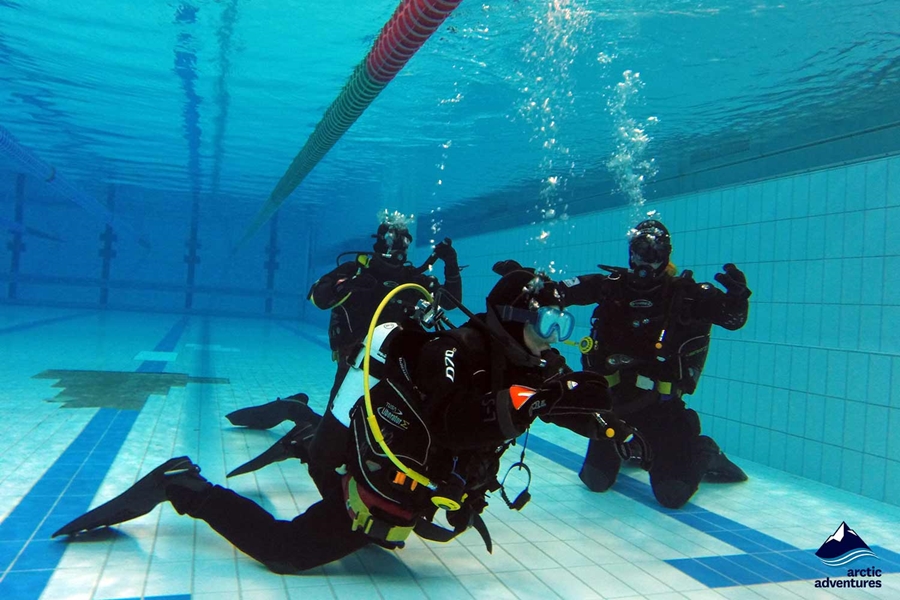 divers training In swimming pool 