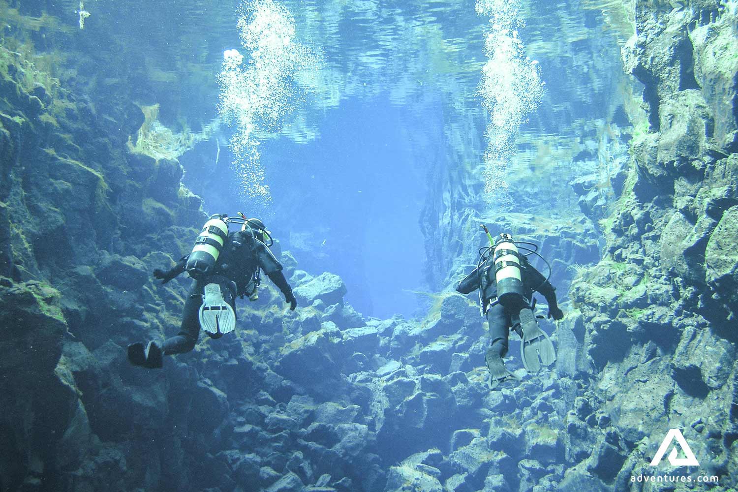 two people anjoying their dive in silfra fissure 