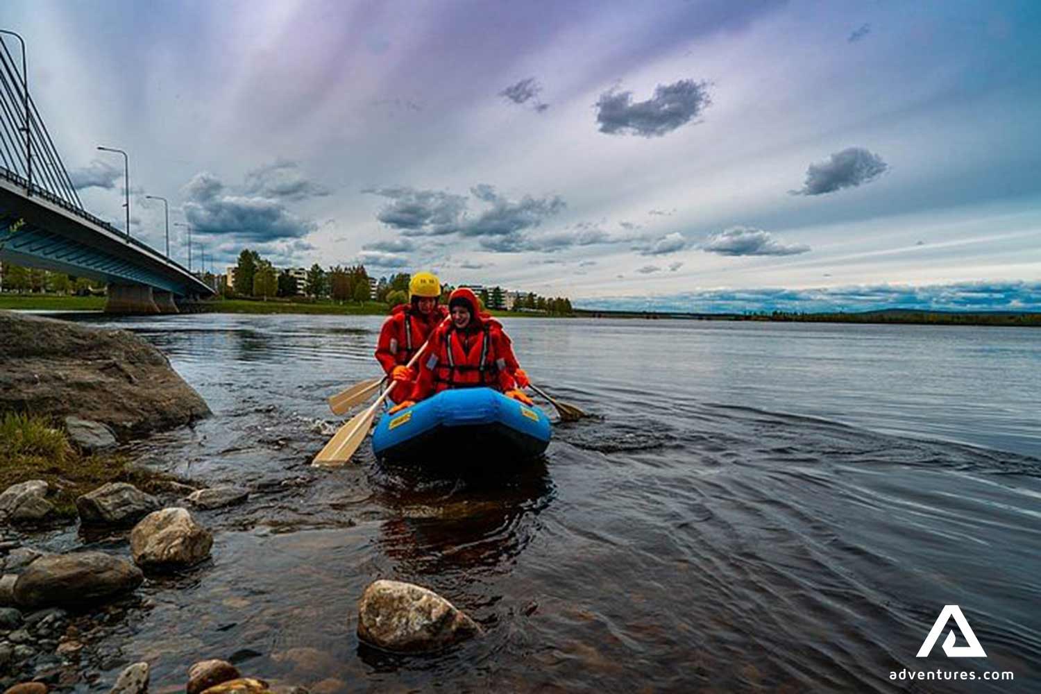group rafting to the shore in Finland