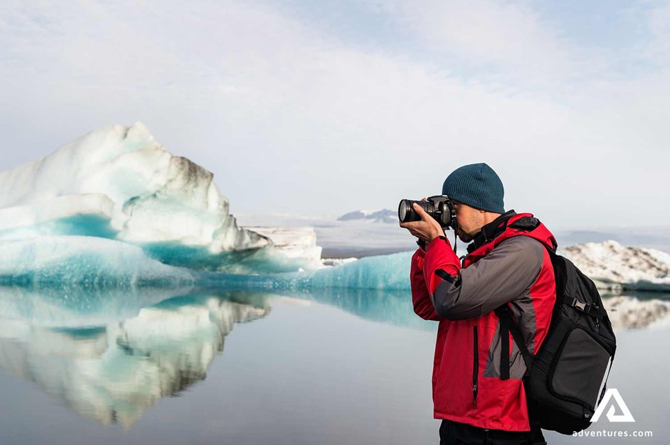 photographer taking pictures in jokulsarlon glacier lagoon