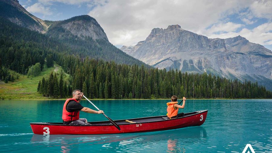 canoeing tour in Canadian lake