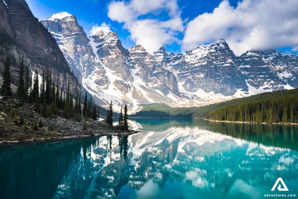 Scenic view of Lake Moraine and mountains