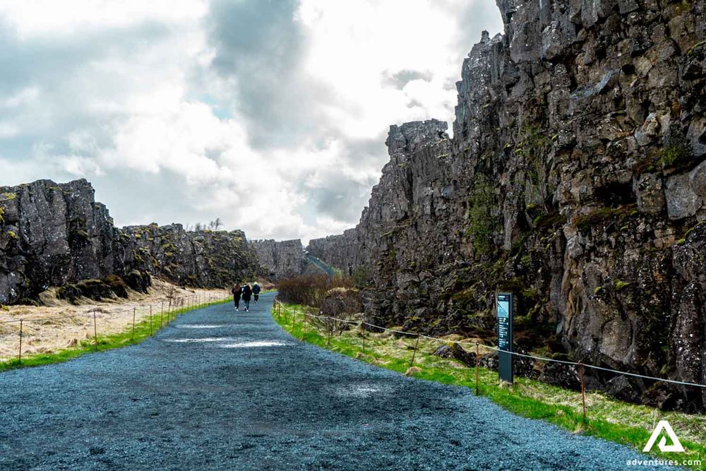Path between tectonic plates