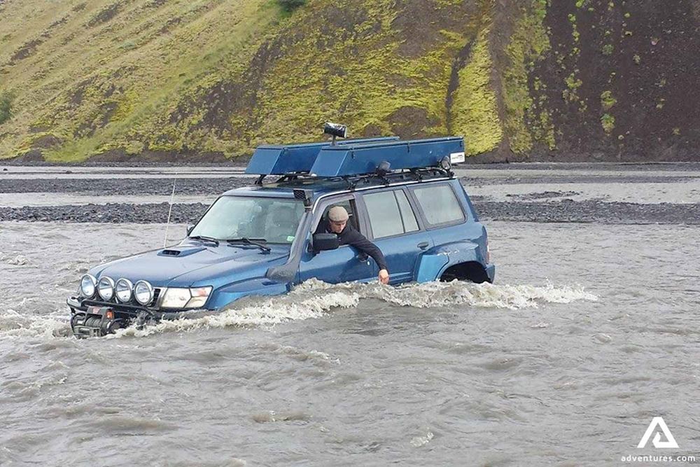 Super Jeep Driving in River