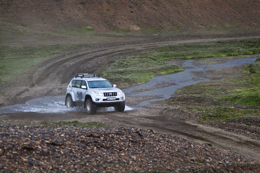 Super jeep drives on Icelandic off-road
