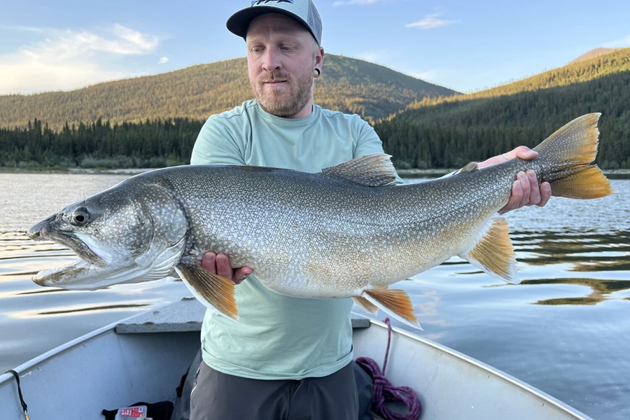 Fishing tour in Yukon Kluane lake