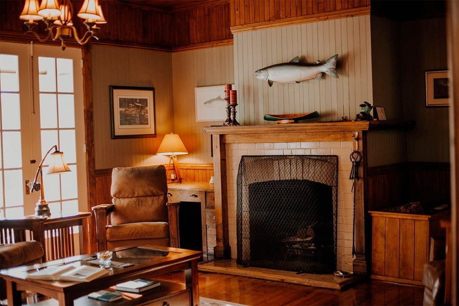 Lounge room with fireplace in fishing lodge