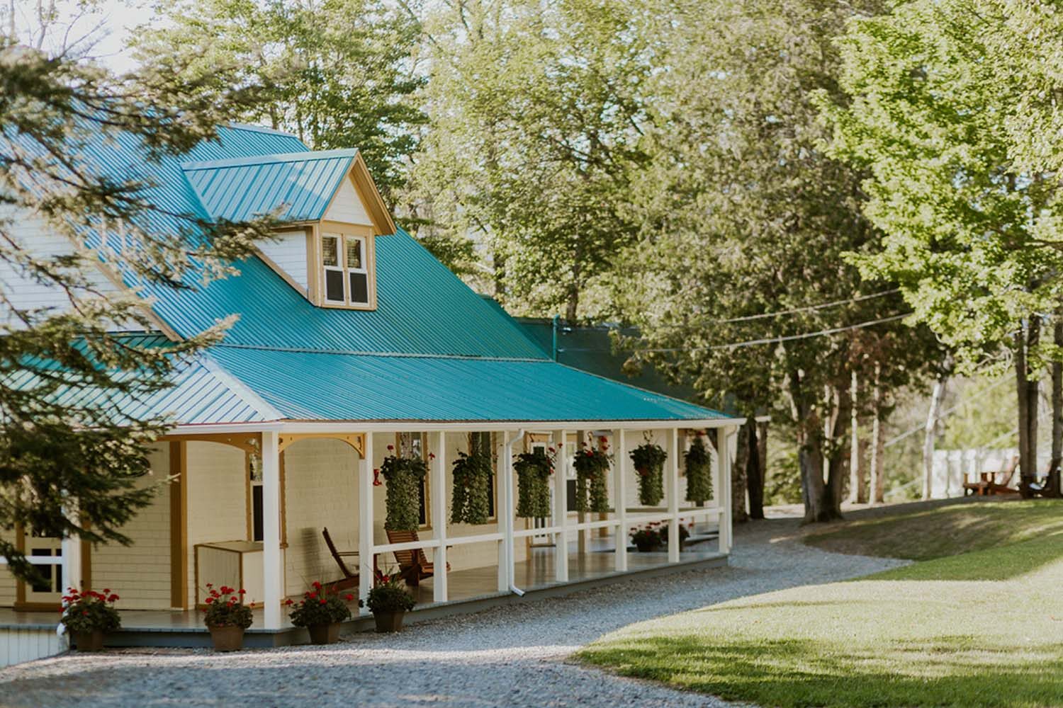 Cozy fishing lodge with green rooftop in Canada