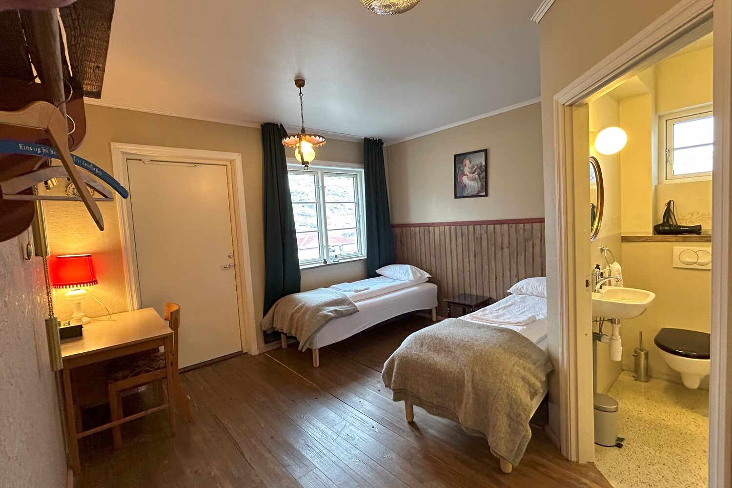 Twin room with ensuite bathroom at wilderness hotel in Iceland.