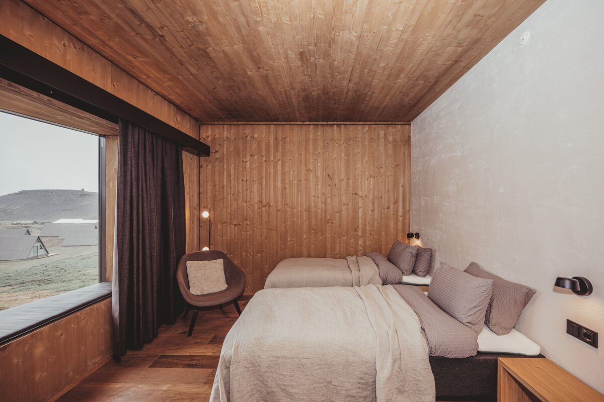 highland base two twin bed room